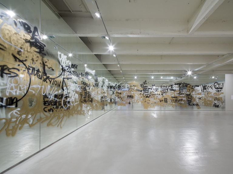 Jérôme Sans - Stefan Brüggemann, Headlines and Last Lines in the movies (Gold), Eldorama Tripostal, lille3000, 2019 © photo Florian Kleinefenn