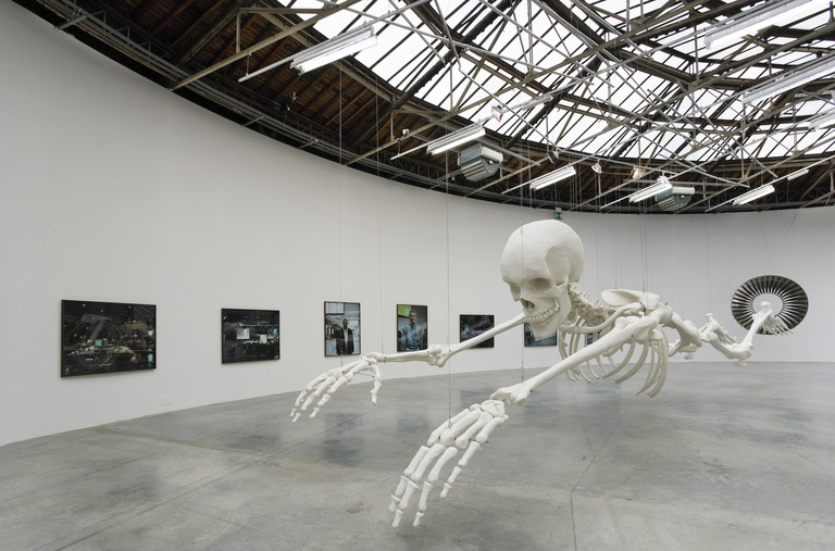 Jérôme Sans - Adel Abdessemed, Habibi, Exposition Notre Histoire, 2006 © Palais de Tokyo: Kleinefenn