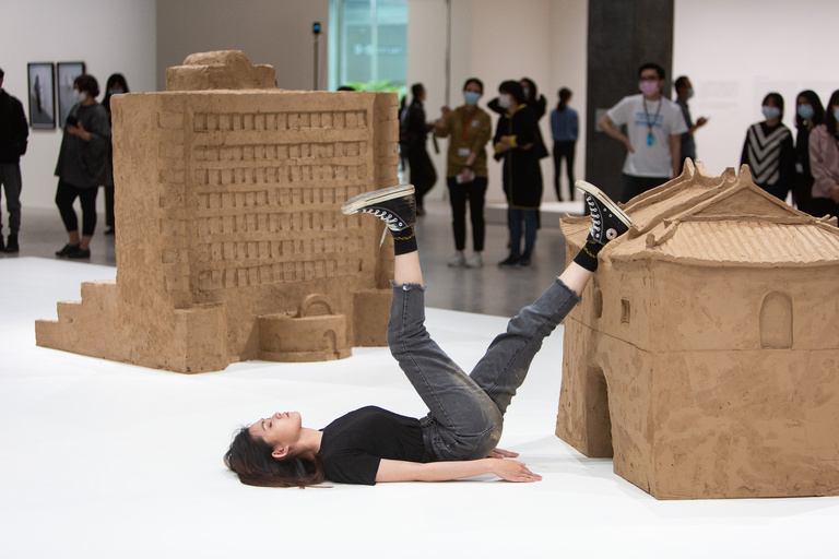 Jérôme Sans - 1. Erwin Wurm_One Minute in Taipei_2020_TFAM