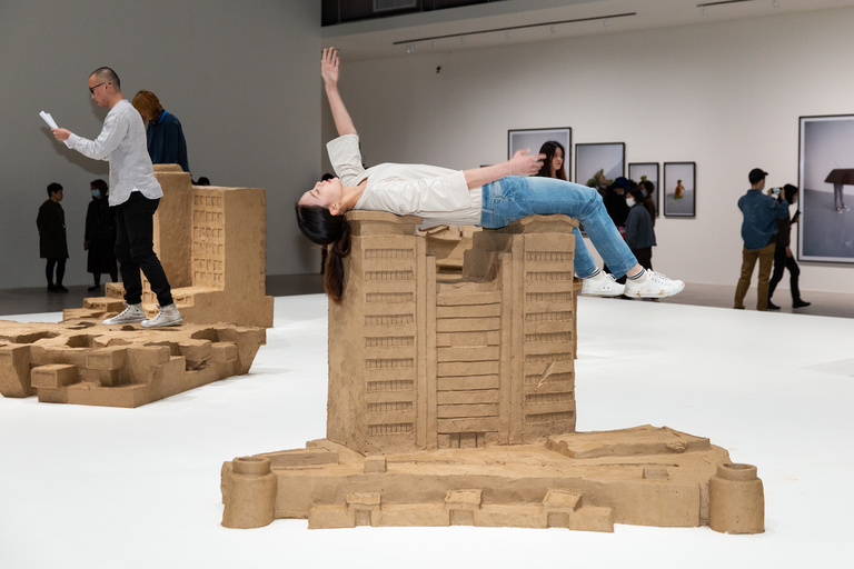 Jérôme Sans - 5. Erwin Wurm_One Minute in Taipei_2020_TFAM
