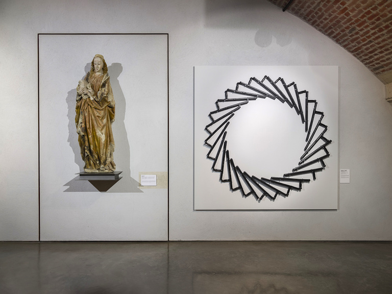 Jérôme Sans - Kendell Geers, T.W BATONS (Spiral), Golden Room, 2019, Eldorado © photo Florian Kleinefenn