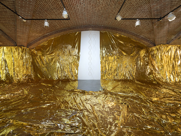 Jérôme Sans - Mircea Cantor, Heven and Hell Simultaneously, Golden Room, 2019, Eldorado © photo Florian Kleinefenn