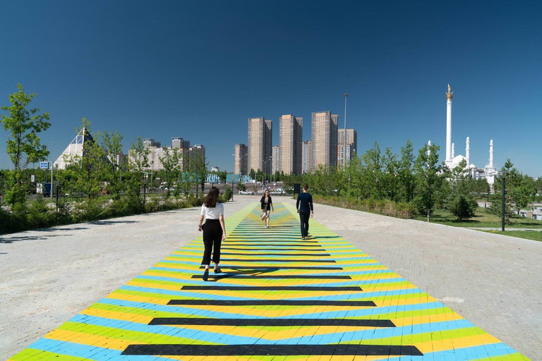 Jérôme Sans - Carlos Cruz Diez_Induction Chromatique Walkway 2019 © Janarbek Amankulov:Saparlas_Racing the Galaxy, Kazakhstan