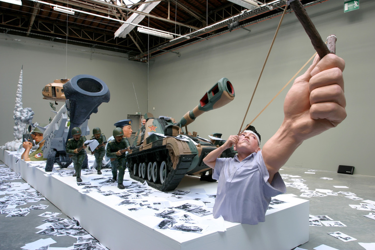Jérôme Sans - Wang Du, Défilé, 2000, Exposition « Wang Du Parade #4 », Palais de Tokyo, 2004