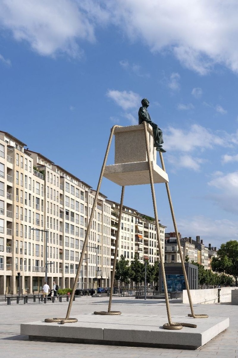 Jérôme Sans - Juillet 2025 – Nouvelle sculpture de Philippe Ramette, sous la direction artistique de Jérôme Sans